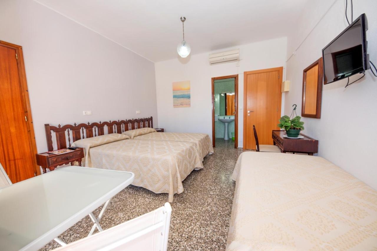 Hostal Y Apartamentos Santa Eulalia Санта-Эулалия-дель-Рио Экстерьер фото