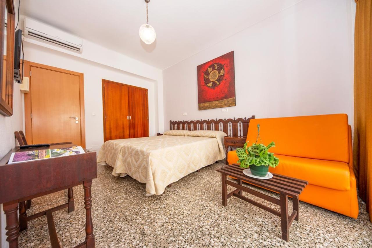 Hostal Y Apartamentos Santa Eulalia Санта-Эулалия-дель-Рио Экстерьер фото