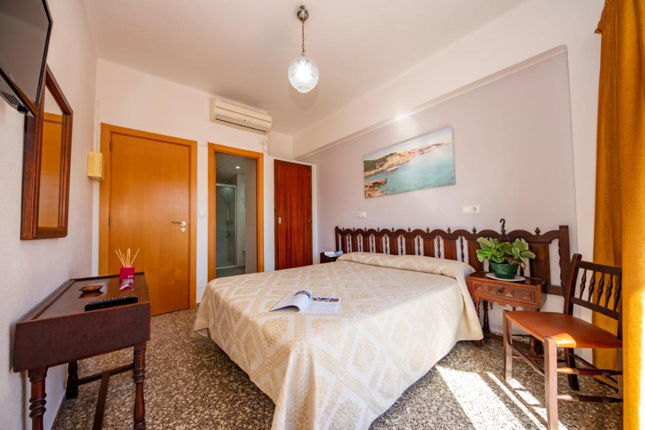 Hostal Y Apartamentos Santa Eulalia Санта-Эулалия-дель-Рио Экстерьер фото