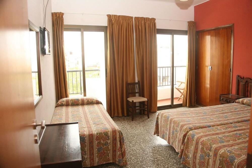 Hostal Y Apartamentos Santa Eulalia Санта-Эулалия-дель-Рио Экстерьер фото