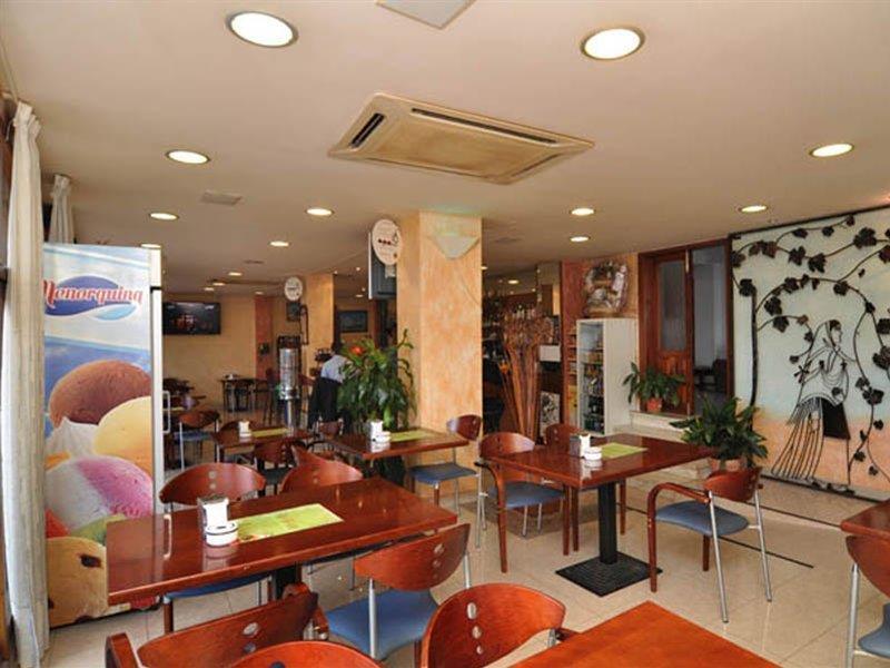 Hostal Y Apartamentos Santa Eulalia Санта-Эулалия-дель-Рио Экстерьер фото